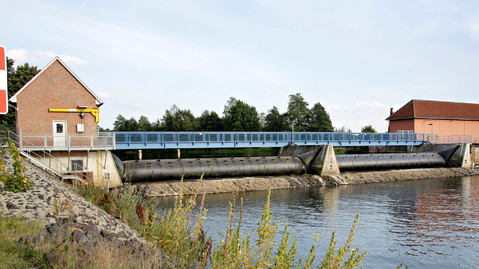 Schlauchwehr mit zwei Wehrfeldern und einem Wehrsteg